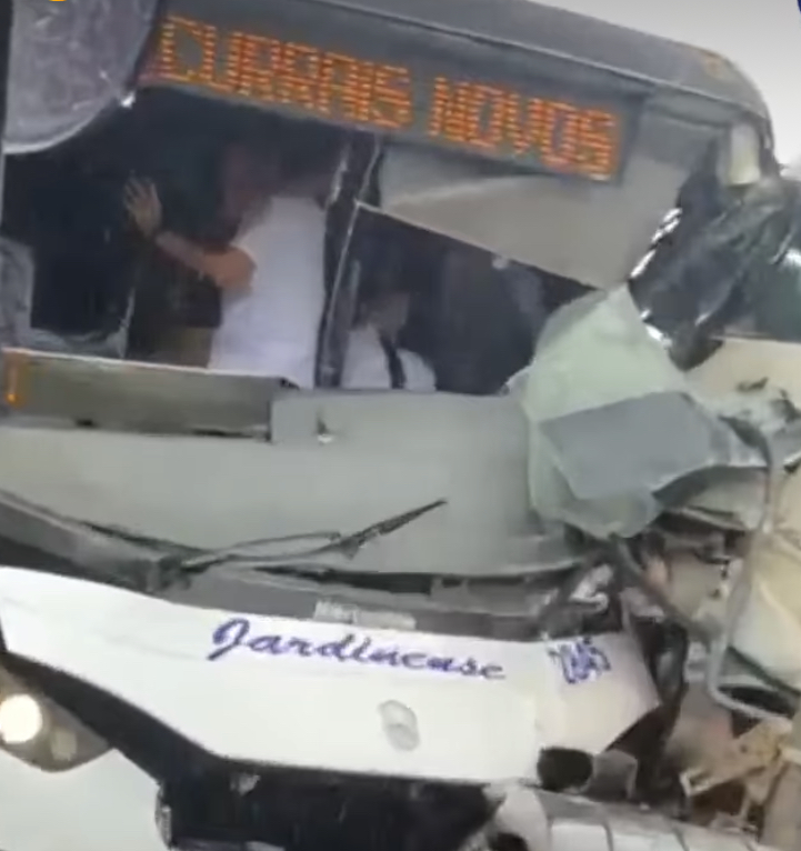 [VÍDEO] Grave acidente entre ônibus e carreta eólica deixa feridos na Reta Tabajara