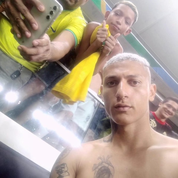 Menino de 12 anos aproveita saída dos pais, vai escondido para jogo do Brasil e tira foto com Richarlison