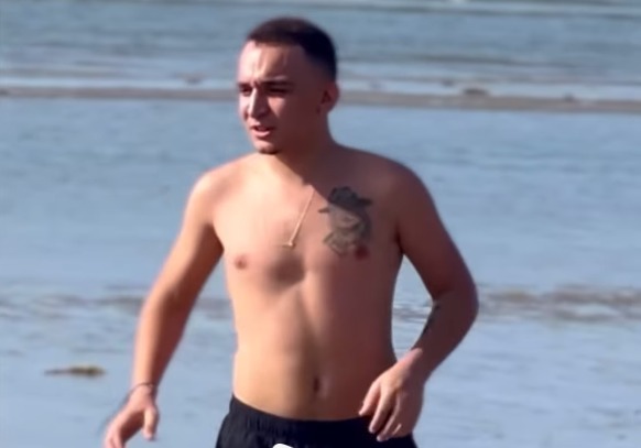 [VIDEO] João Gomes bate bola sem camisa em praia do RN antes de show