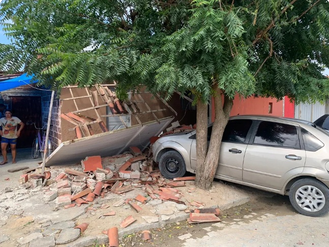 Caminhonete arrasta carro e moto e derruba parte de casa na Grande Natal 