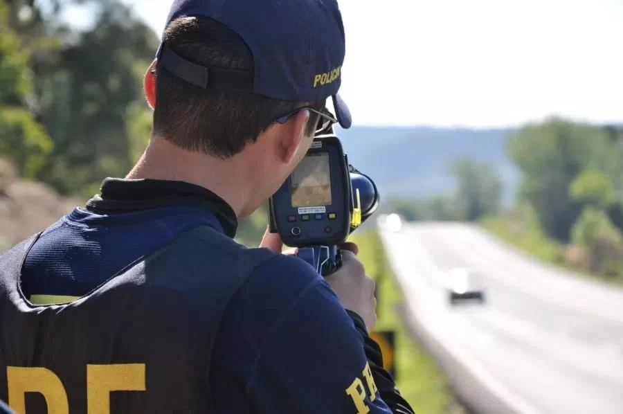 Preparem-se: PRF tem novo "radar metralhadora" capaz de multar 30 veículos por minuto