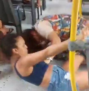 [VÍDEO] Mulheres brigam após uma delas soltar 'peido' fedorento dentro de ônibus