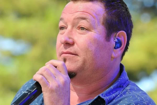 Cantor da música que bombou com Shrek, vocalista do Smash Mouth morre aos 56 anos