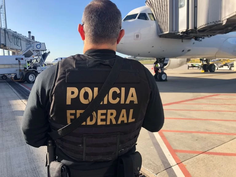 Islandês é preso pela PF após pegar nas pernas de adolescente em avião