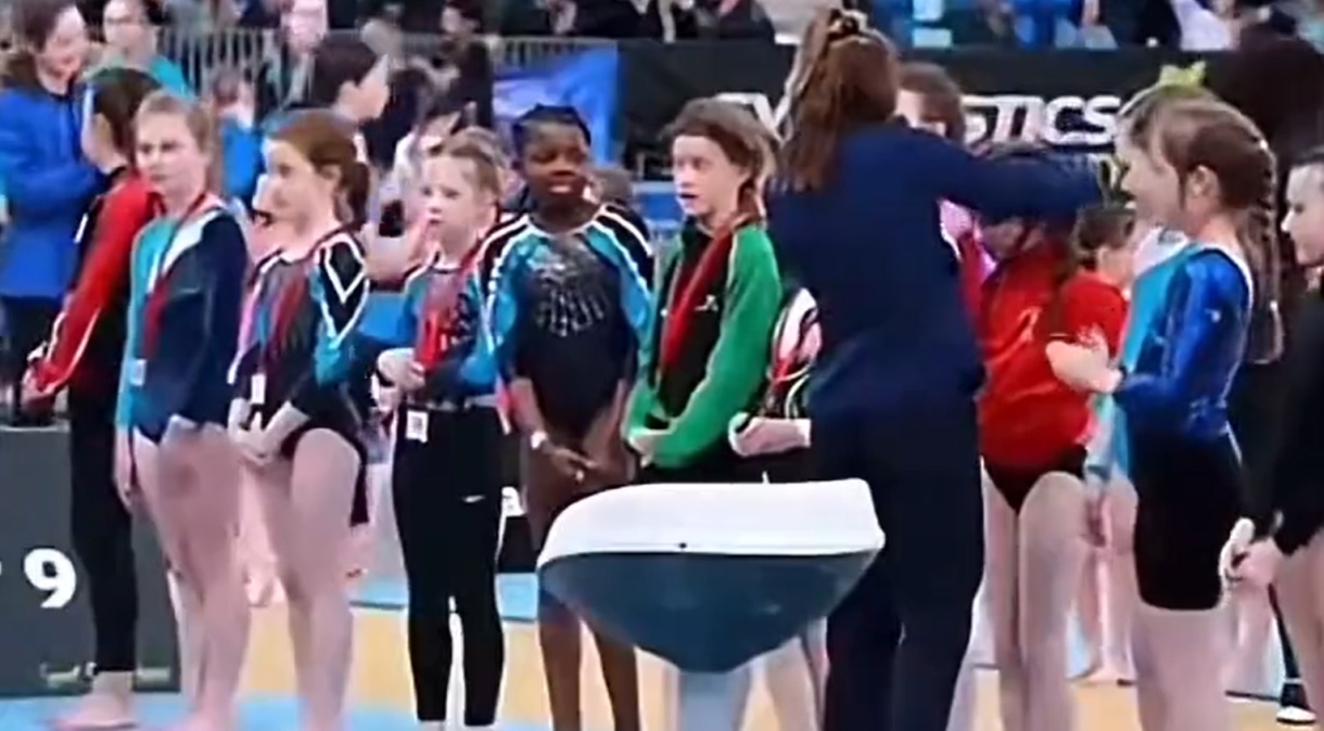 [VÍDEO] Ginasta negra é ignorada em distribuição de medalhas; Simone Billes reage