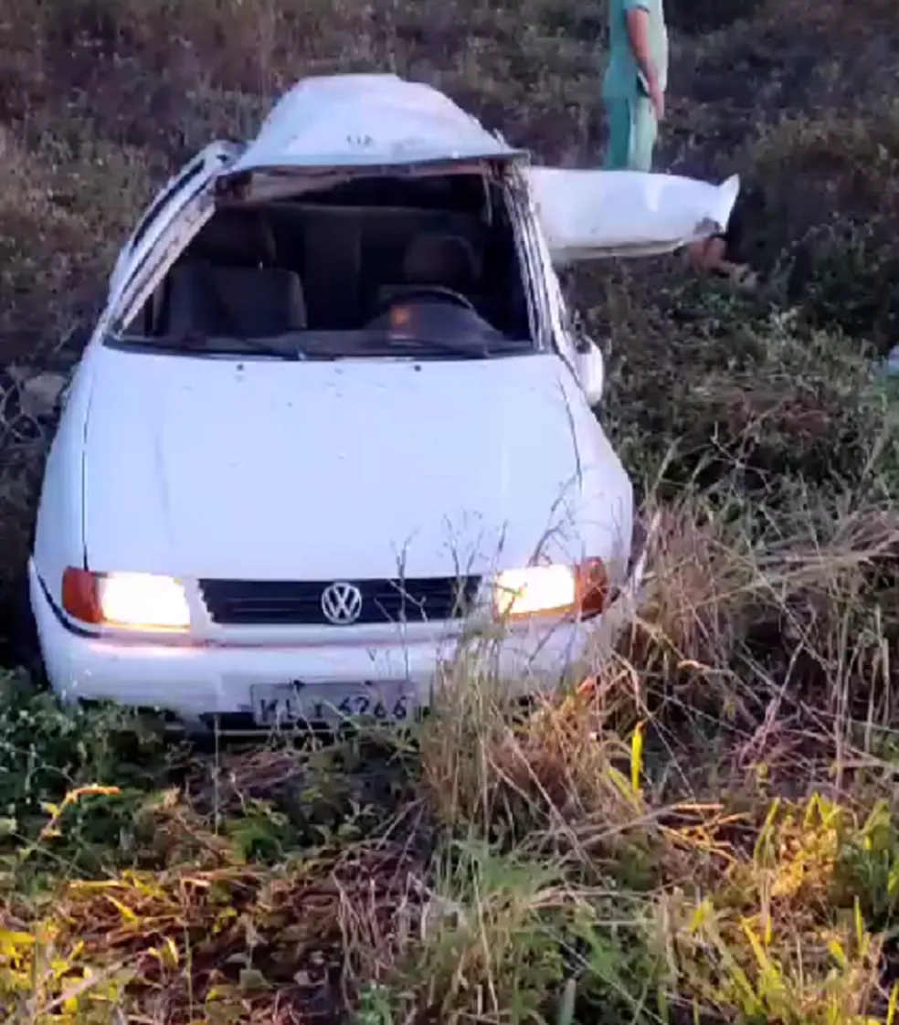 Adolescente morre após carro sair da pista e capotar na BR-226