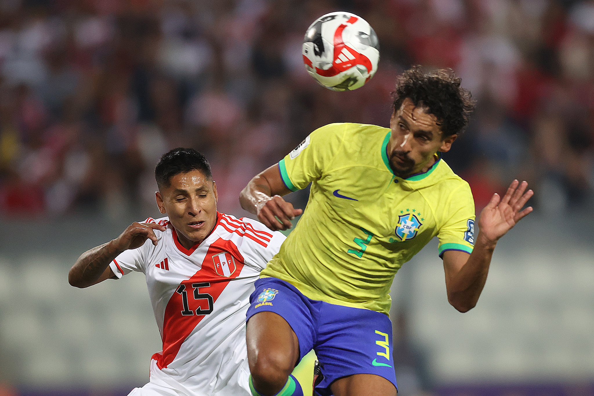 Brasil faz péssimo segundo tempo, mas acha gol salvador no final