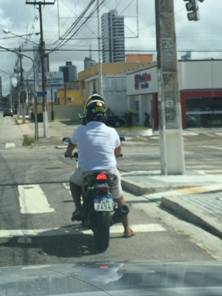 [FOTO] Homem é flagrado ‘passeando’ com capacete da STTU em Natal 