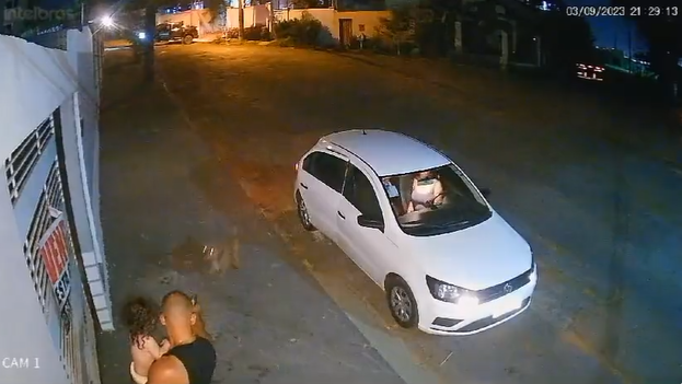 [VÍDEO] Com criança no colo, PM mata cachorro a tiros após animal ir em sua direção 