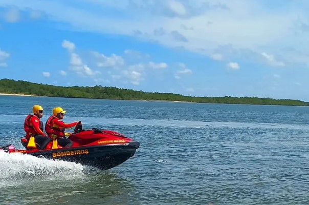 Bombeiros seguem em busca de jovem desaparecido na Barra do Cunhaú