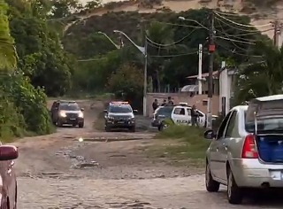 Ponta Negra: Bandidos fazem arrastão em supermercado e um é baleado após troca de tiros com BP Choque