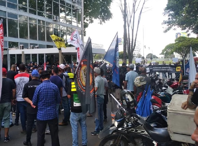 Entregadores de aplicativos protestam na Esplanada e sinalizam greve nacional