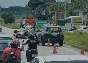 [VÍDEO] Carro capota e congestiona trânsito na BR-101, na Grande Natal