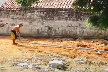 [VIDEO] Inacreditável: Homens furtam poste de iluminação na zona Leste de Natal