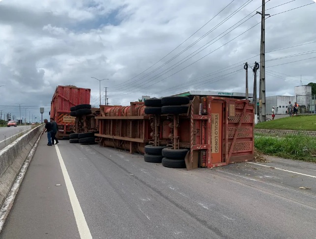 Carreta tomba e interdita parte da BR-304 na Grande Natal