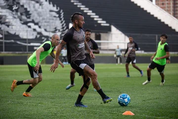 Argel Fuchs realiza treino aberto e praticamente define titulares