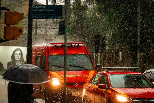 Águas do Guaíba invadem a orla de Porto Alegre; cidade entra em alerta por causa de ciclone