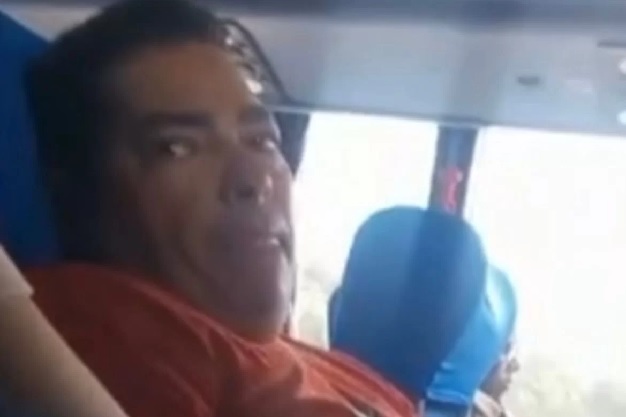 Mulher finge estar dormindo e grava importunação sexual em ônibus