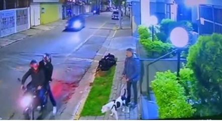 [VÍDEO] Cachorro salva dono de assalto com "voadora"