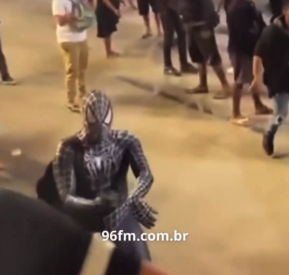 [VIDEO] No Brasil, Homem-Aranha se revolta sem ônibus e vira meme: "Sem volta para casa"