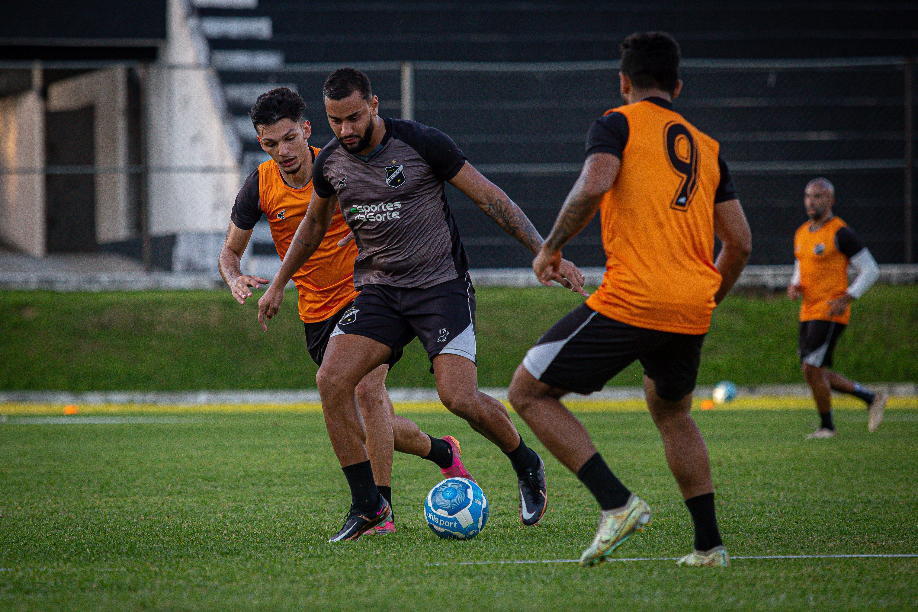 Já em Goiânia, Argel comanda treino para confirmar o time titular