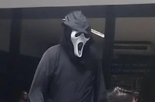 Aluno fantasiado de “Ghostface” provoca caos em universidade de Recife