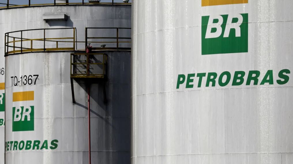 Ações da Petrobras recuam mais de 5% no pregão após revisão de estatuto