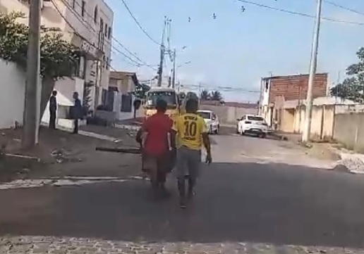 Nem o poste escapa: Polícia flagra homens carregando poste roubado de antiga delegacia em carrinho de mão