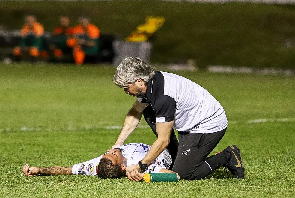 Jogador do ABC segue internado após queda em jogo da Série B