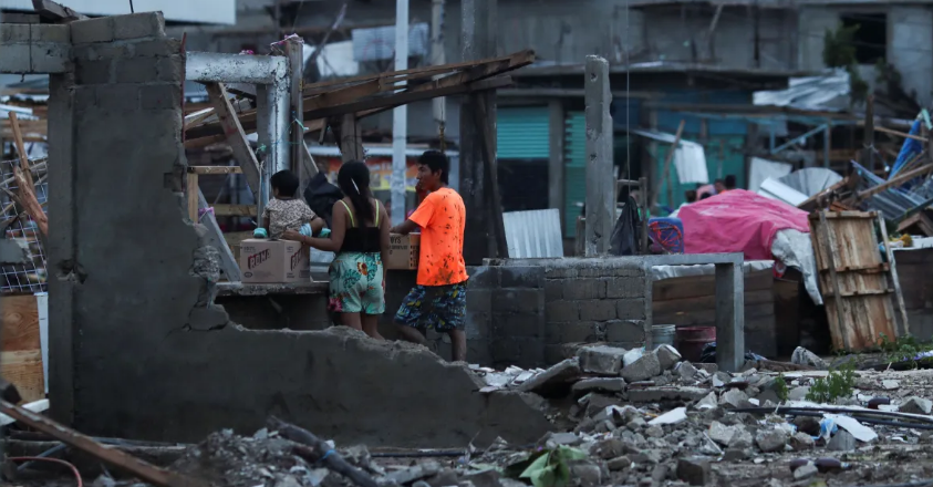 Roubos de lojas, escombros: moradores e turistas relatam como está Acapulco após passagem do Otis