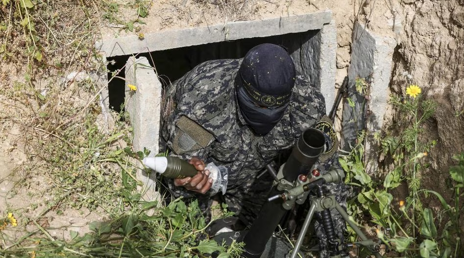 Ataque traiçoeiro: terroristas do Hamas se camuflam no mato para disparar morteiros contra Israel