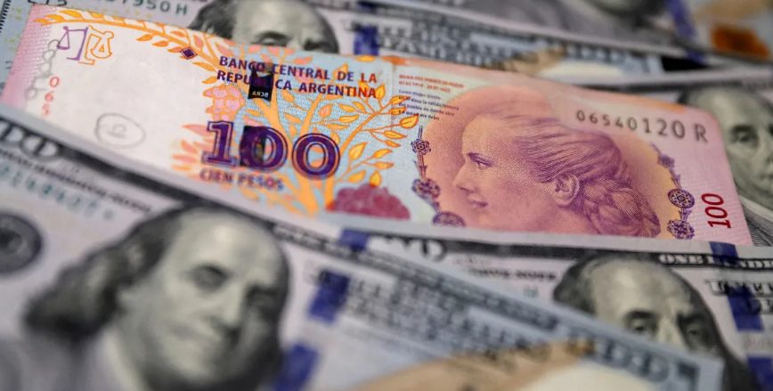 Dólar paralelo bate recorde na Argentina e cotação passa de 1.000 pesos