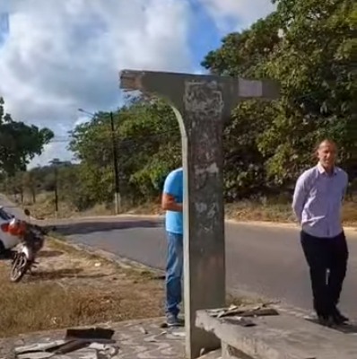 [VIDEO] Bandidos furtam teto de parada de ônibus em Cidade Satélite