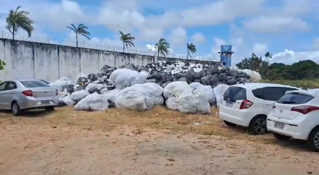 Policiais denunciam montanha de lixo que se forma no presídio de Alcaçuz