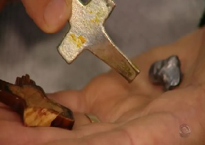 Padre é baleado durante assalto e tiro atinge crucifixo: "Fui protegido por Deus"