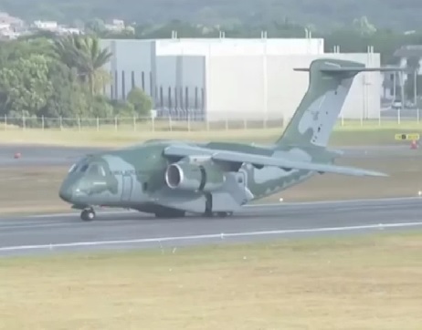 Chega ao Recife avião da FAB com brasileiros repatriados de Israel