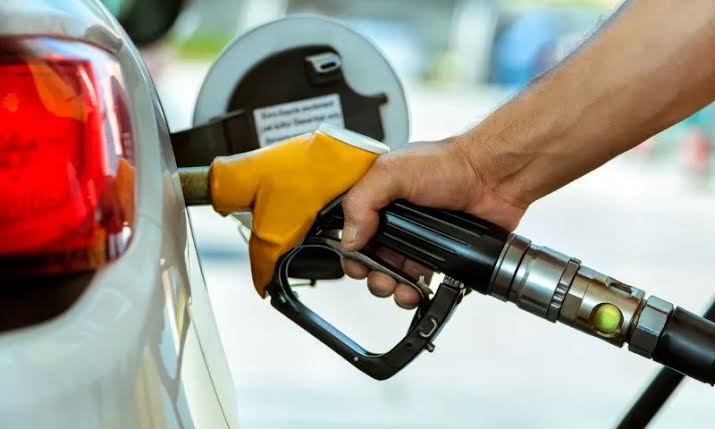 Com volta dos impostos, encher o tanque do carro com gasolina está R$ 40 mais caro em 2023