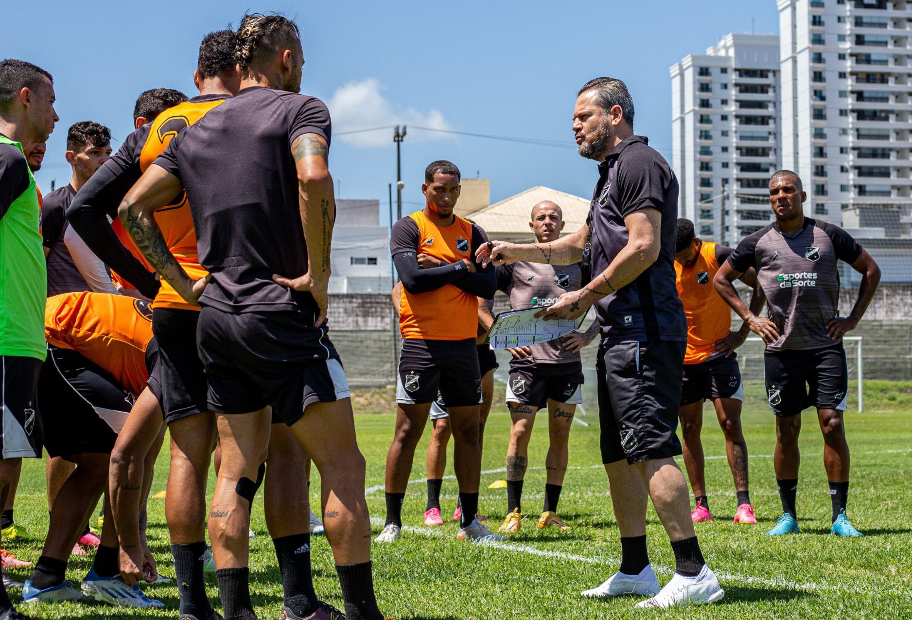 Sondagem aponta que torcida do ABC renovaria com 13 atletas do atual elenco