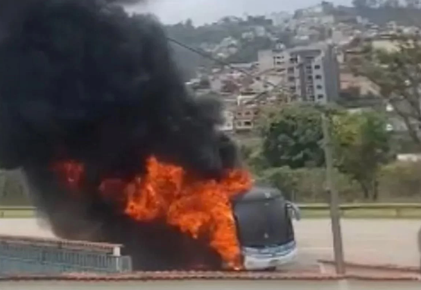 Ônibus que levava atletas sub-14 do Vasco pega fogo