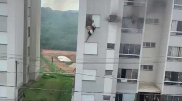 [VÍDEO] Avós pulam do 4º andar para fugir de incêndio provocado por neto que tocou fogo no sofá