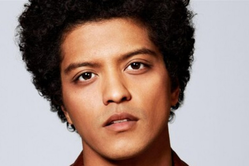 Cantor Bruno Mars está preso em Israel e aguarda orientação para deixar país após ataque