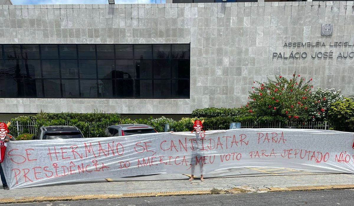 América: Torcida Mafia Vermelha protesta contra candidatura de Hermano Morais