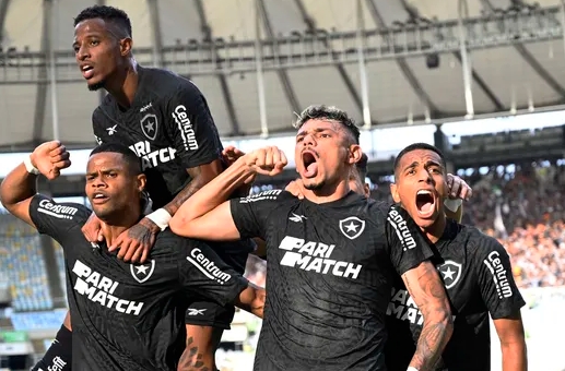 Botafogo supera o Fluminense, volta a vencer no Brasileirão e amplia vantagem na liderança