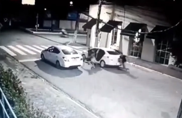 [VÍDEO] Insegurança: Bandidos roubam carro no cruzamento da Rua Mossoró com Hermes da Fonseca