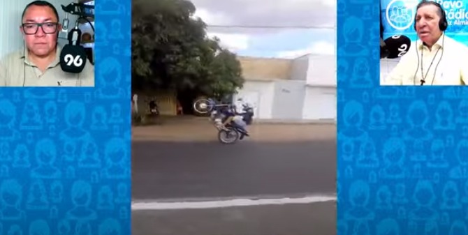 [VIDEO] Desmoralização: Motoqueiros empinam motos em frente a delegacia no interior do RN