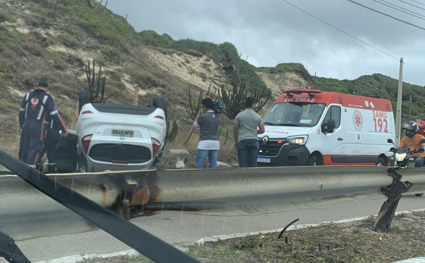 Motorista perde controle e capota carro na Via Costeira