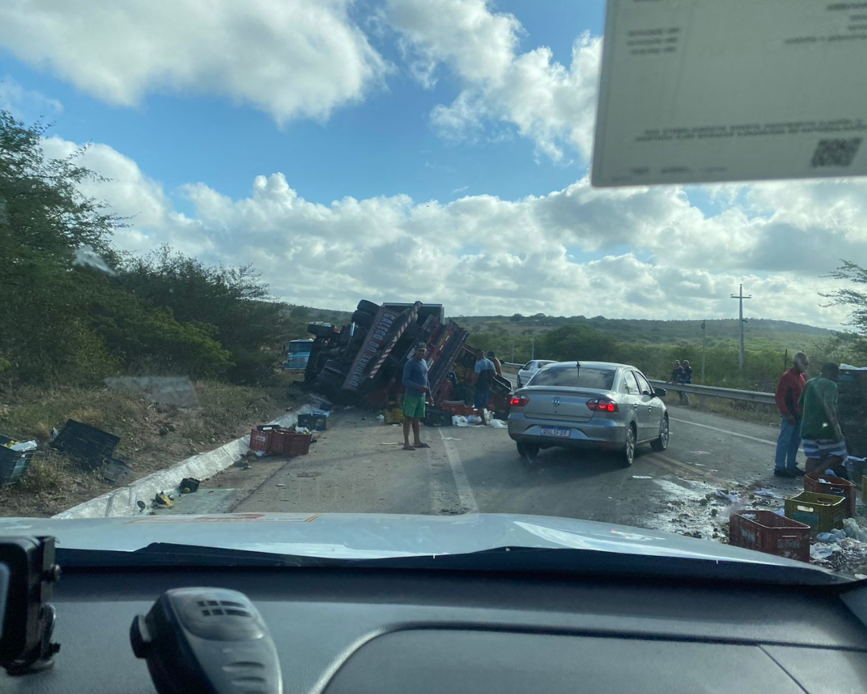 Caminhões carregados com frutas viram e provocam grave acidente na BR-226, no RN