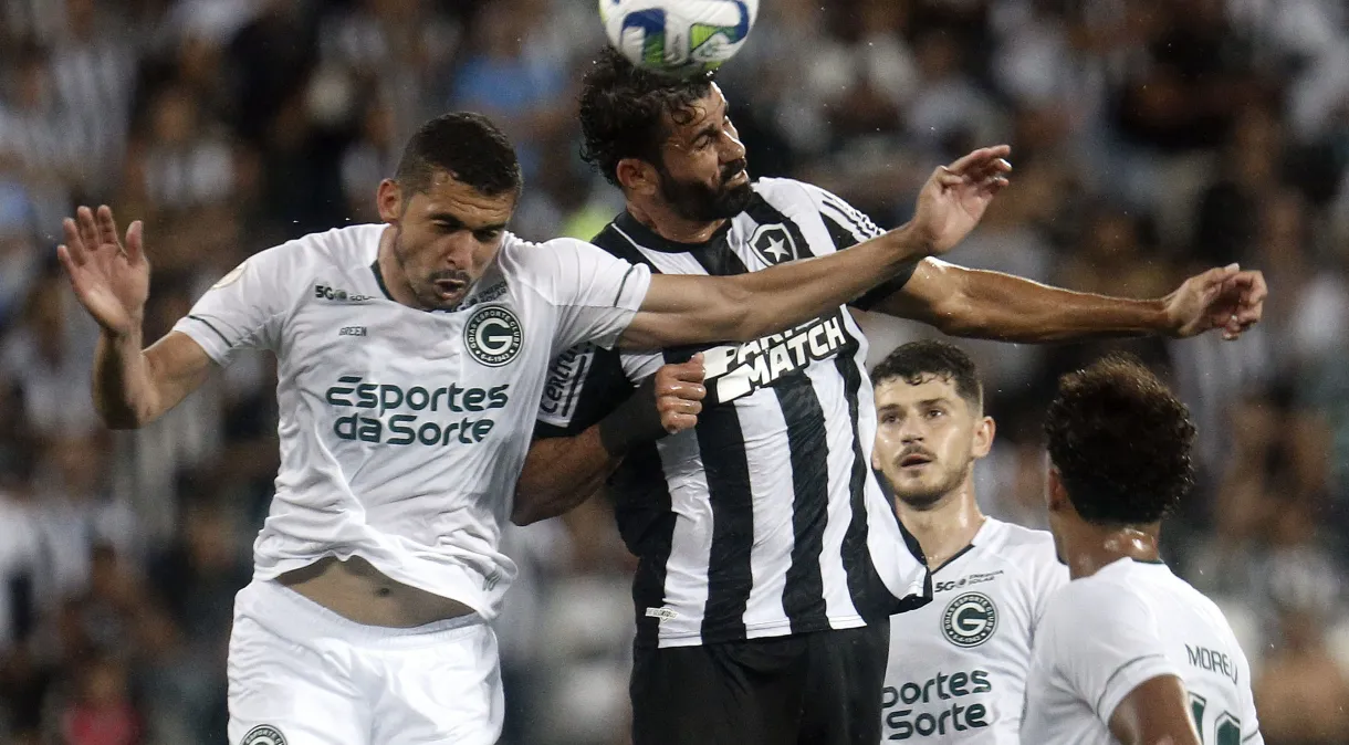 Botafogo apenas empata com Goiás e mantém vantagem de sete pontos; Vasco volta ao Z4