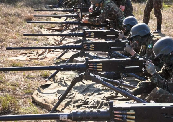 Ladrões furtam 13 armas antiaéreas do Arsenal de Guerra do Exército 