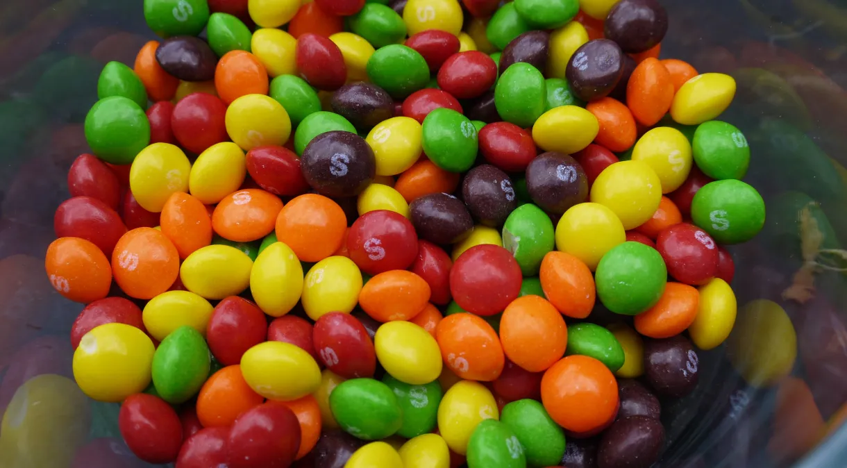 4 aditivos dos corantes Skittles são proibidos por fazerem mal a saúde